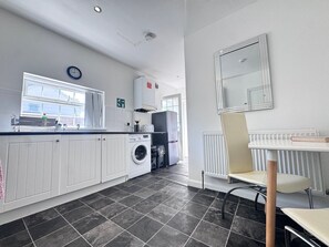 Een koelkast/vriezer, een magnetron, een oven