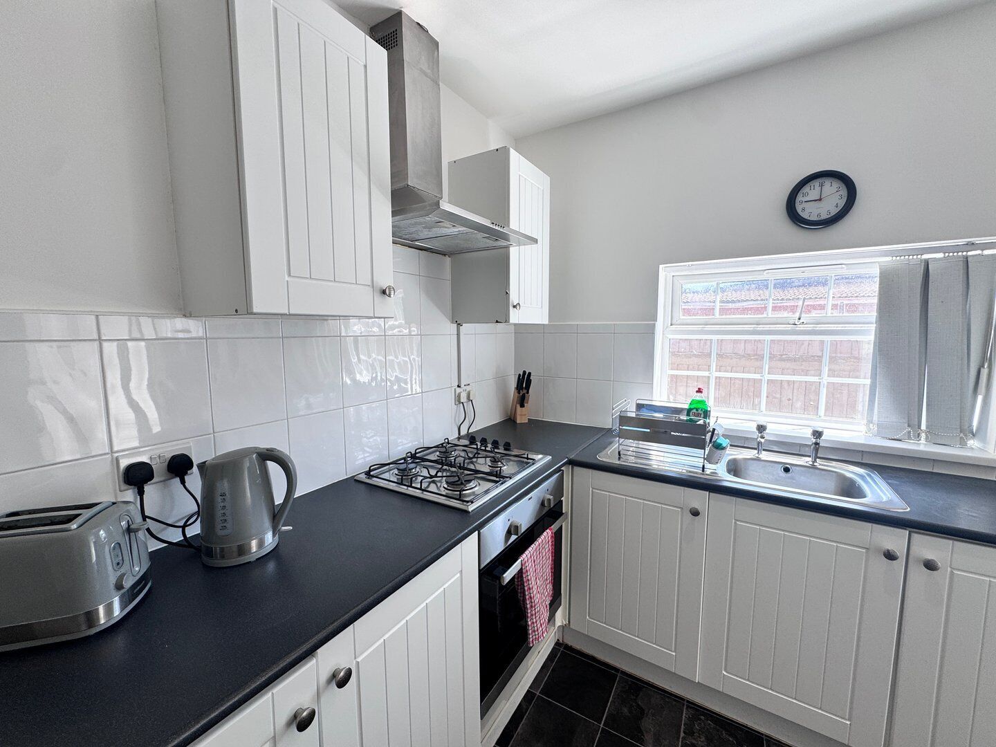 Een koelkast met diepvriezer, een microgolfoven, een oven