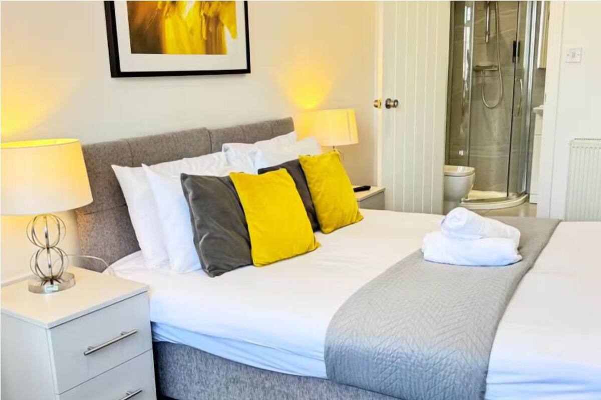 Deluxe Room, 1 King Bed, Private Bathroom | Free WiFi