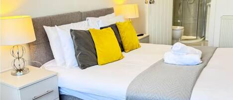 Deluxe Room, 1 King Bed, Private Bathroom