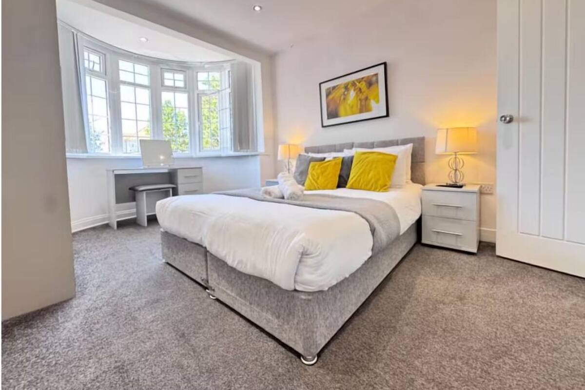 Comfort Room, 1 King Bed, Private Bathroom | Free WiFi