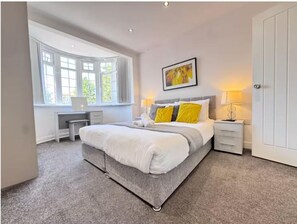 Comfort Room, 1 King Bed, Private Bathroom | Free WiFi - Ox Heathrow Stay  (Harlington)