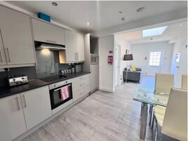 Quarto casal conforto, 1 cama King, banheiro privativo | Cozinha compartilhada | Geladeira grande, micro-ondas, fogão