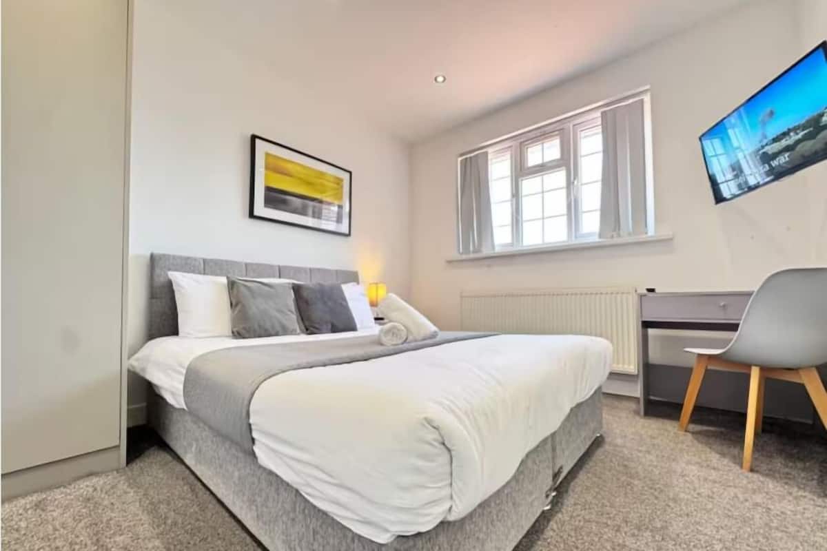 Comfort Double Room, 1 King Bed, Private Bathroom | Free WiFi