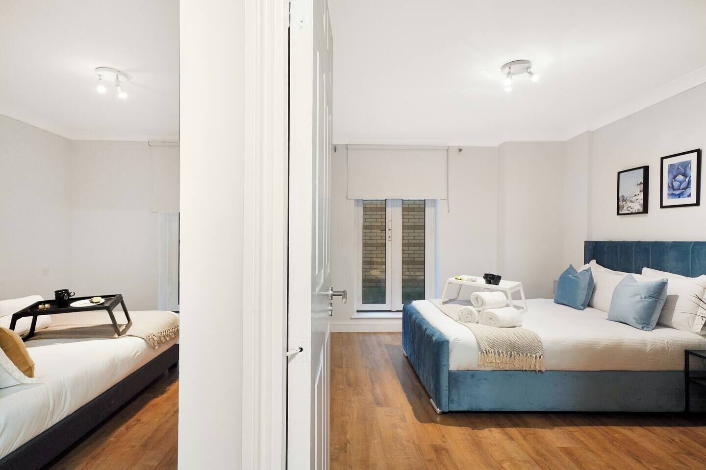 Un dormitorio moderno con cama, mesita de noche y vistas al exterior.