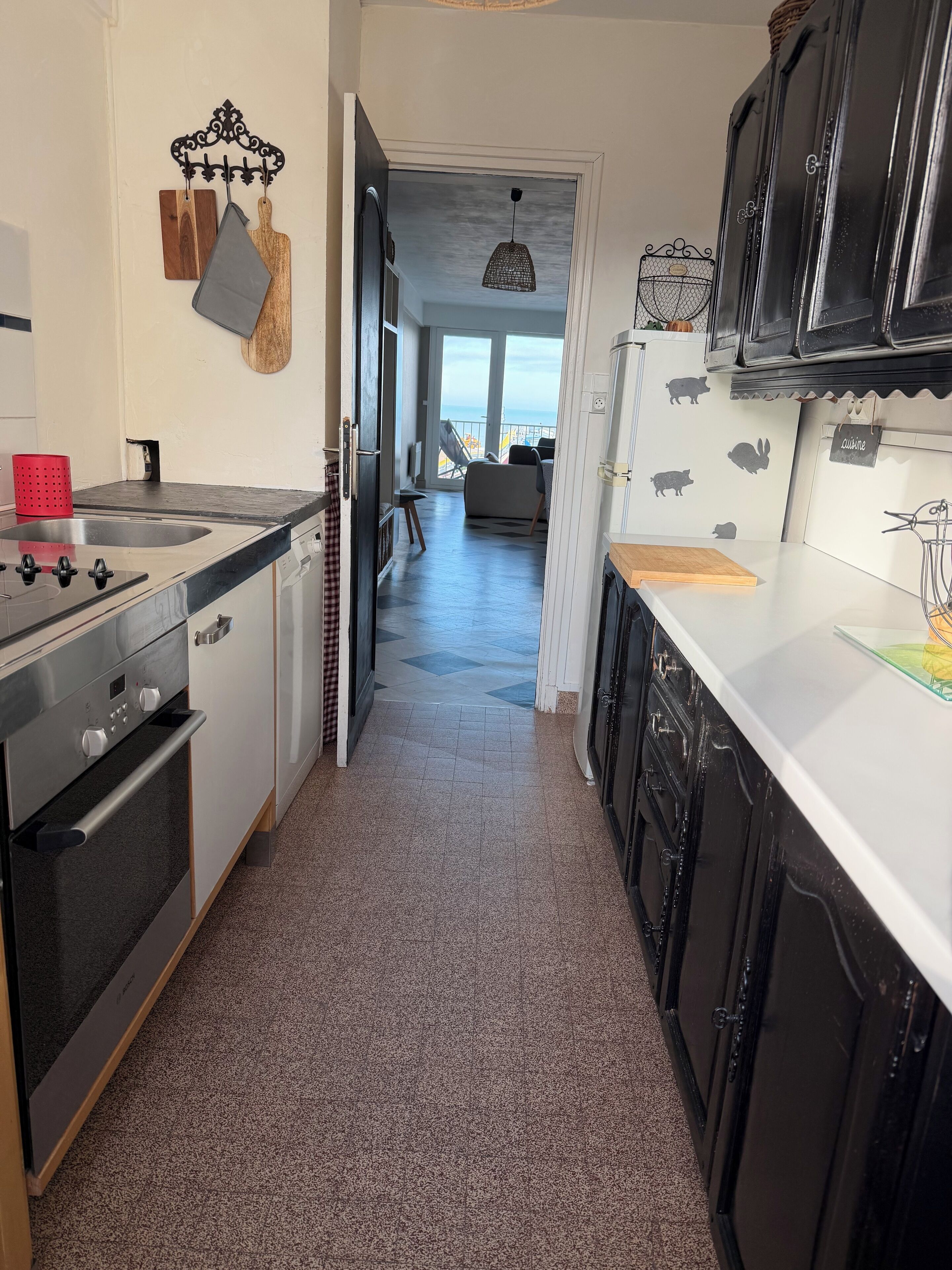 Jääkaappi, mikroaaltouuni, uuni, liesi