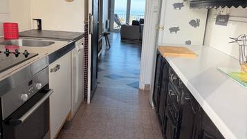 Jääkaappi, mikroaaltouuni, uuni, liesi