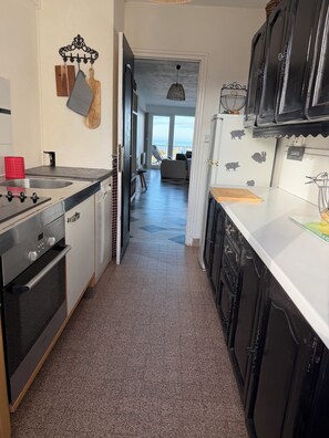 Jääkaappi, mikroaaltouuni, uuni, liesi