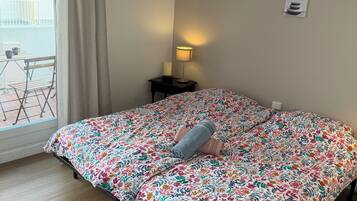 3 makuuhuonetta, silitysrauta/-lauta, vuodevaatteet