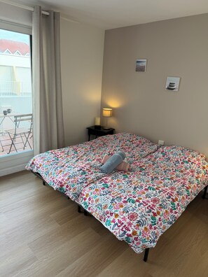 3 makuuhuonetta, silitysrauta/-lauta, vuodevaatteet