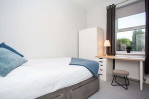 Schreibtisch, Bügeleisen/Bügelbrett, kostenloses WLAN, Bettwäsche