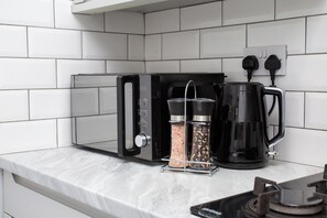 Réfrigérateur, micro-ondes, four, plaque de cuisson