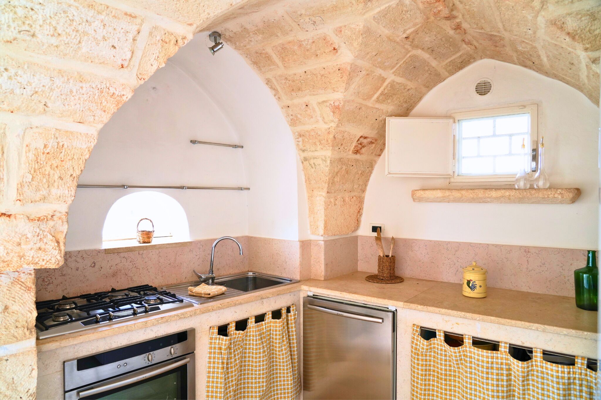 Frigorifero con congelatore, forno, piano cottura, seggiolone