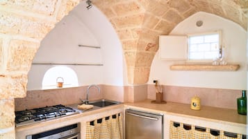 Frigorifero con congelatore, forno, piano cottura, seggiolone