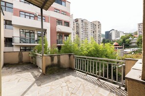 Ferienhaus, Terrasse, Blick auf den Innenhof | Unterkunftsgelände
