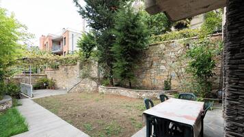 House, Patio, Courtyard View | Tempat makan luar