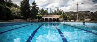 House with spectacular mountain views.