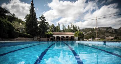 House with spectacular mountain views.