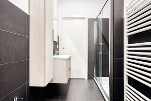 Regadera, bidet, toallas 