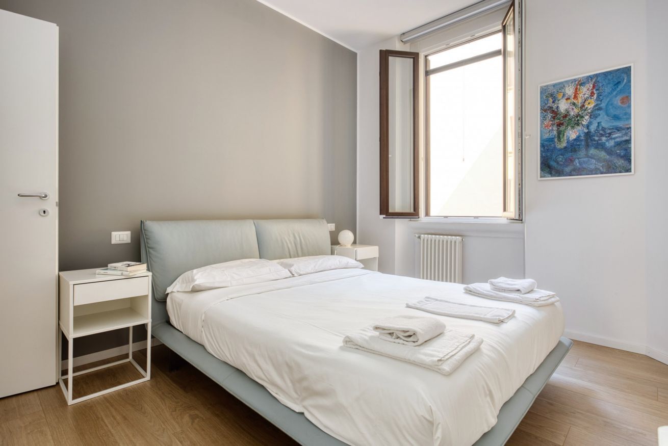 1 chambre, fer et planche à repasser