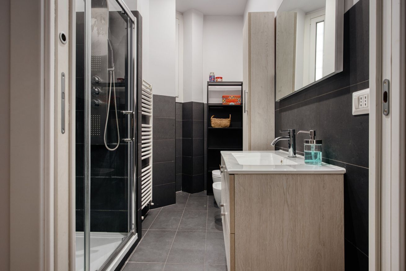 Douche, bidet, serviettes fournies