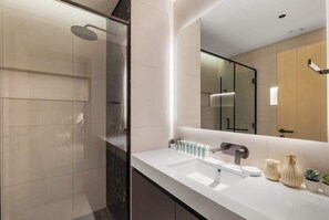 Shower, hair dryer - Stylish 2 Bedrooms | Pool Gym & Family-Friendly (Dubai)