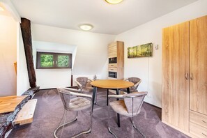 Dining - Holiday Home 'Reethaus Kälberstieg' with Lake View, Private Terrace and Wi-Fi (Grebin)