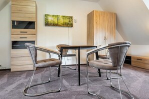 Dining - Holiday Home 'Reethaus Kälberstieg' with Lake View, Private Terrace and Wi-Fi (Grebin)