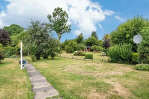 Property grounds - Holiday Home 'Reethaus Kälberstieg' with Lake View, Private Terrace and Wi-Fi (Grebin)