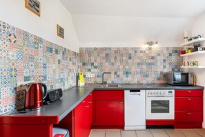Coffee/tea maker, fridge, microwave, oven - Holiday Home 'Reethaus Kälberstieg' with Lake View, Private Terrace and Wi-Fi (Grebin)