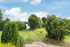 Property grounds - Holiday Home 'Reethaus Kälberstieg' with Lake View, Private Terrace and Wi-Fi (Grebin)