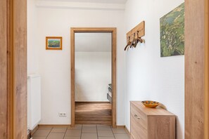 Interior - Holiday Home 'Reethaus Kälberstieg' with Lake View, Private Terrace and Wi-Fi (Grebin)