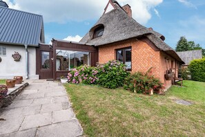 Exterior - Holiday Home 'Reethaus Kälberstieg' with Lake View, Private Terrace and Wi-Fi (Grebin)