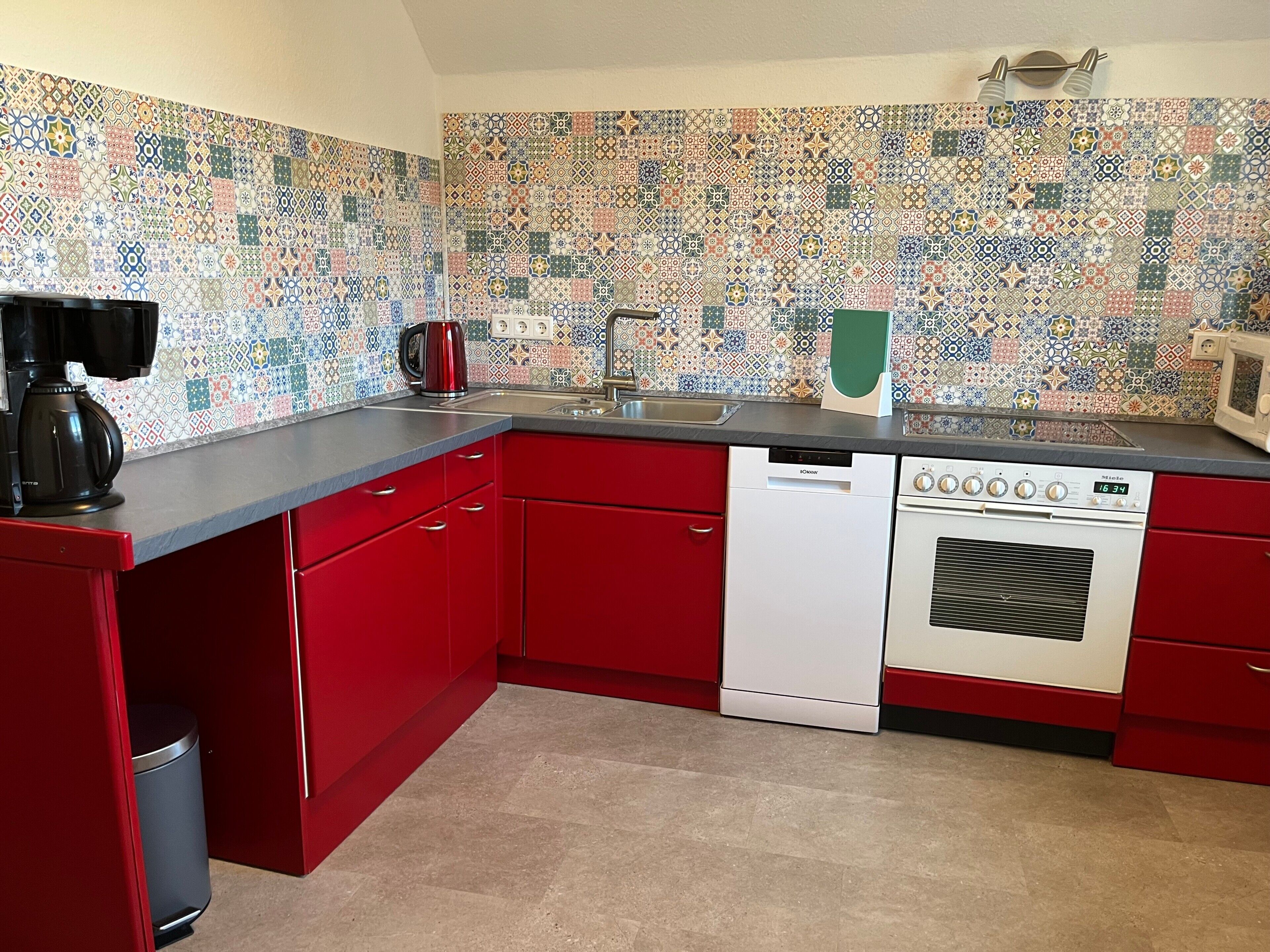 Kühlschrank, Mikrowelle, Ofen, Herdplatte
