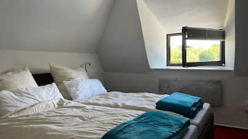 Iron/ironing board, WiFi, bed sheets