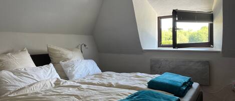 Iron/ironing board, WiFi, bed sheets