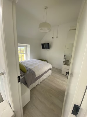 Strykjärn/strykbräda, wi-fi och sängkläder