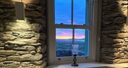 Charming 95 yr old cottage near Dingle Ballydavid perfect for relaxing getaway