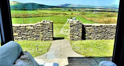 Charming 95 yr old cottage near Dingle Ballydavid perfect for relaxing getaway