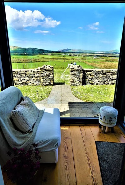 Charming 95 yr old cottage near Dingle Ballydavid perfect for relaxing getaway