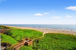 On the beach - Oceanfront Condo with indoor pool + Free Attraction Tickets! (North Myrtle Beach)