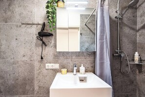 Suihku, hiustenkuivaaja, pyyhkeet, saippua