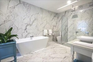 Shower, towels - Kallista - Charleston Cottage (Kallista)