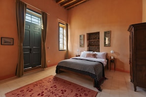2 bedrooms, iron/ironing board, free WiFi, bed sheets - Beit Felfel, a historic house steps away from the Esna Temple. (Esna)