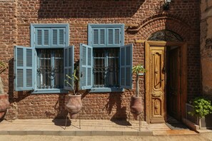 تفاصيل الفندق من الخارج