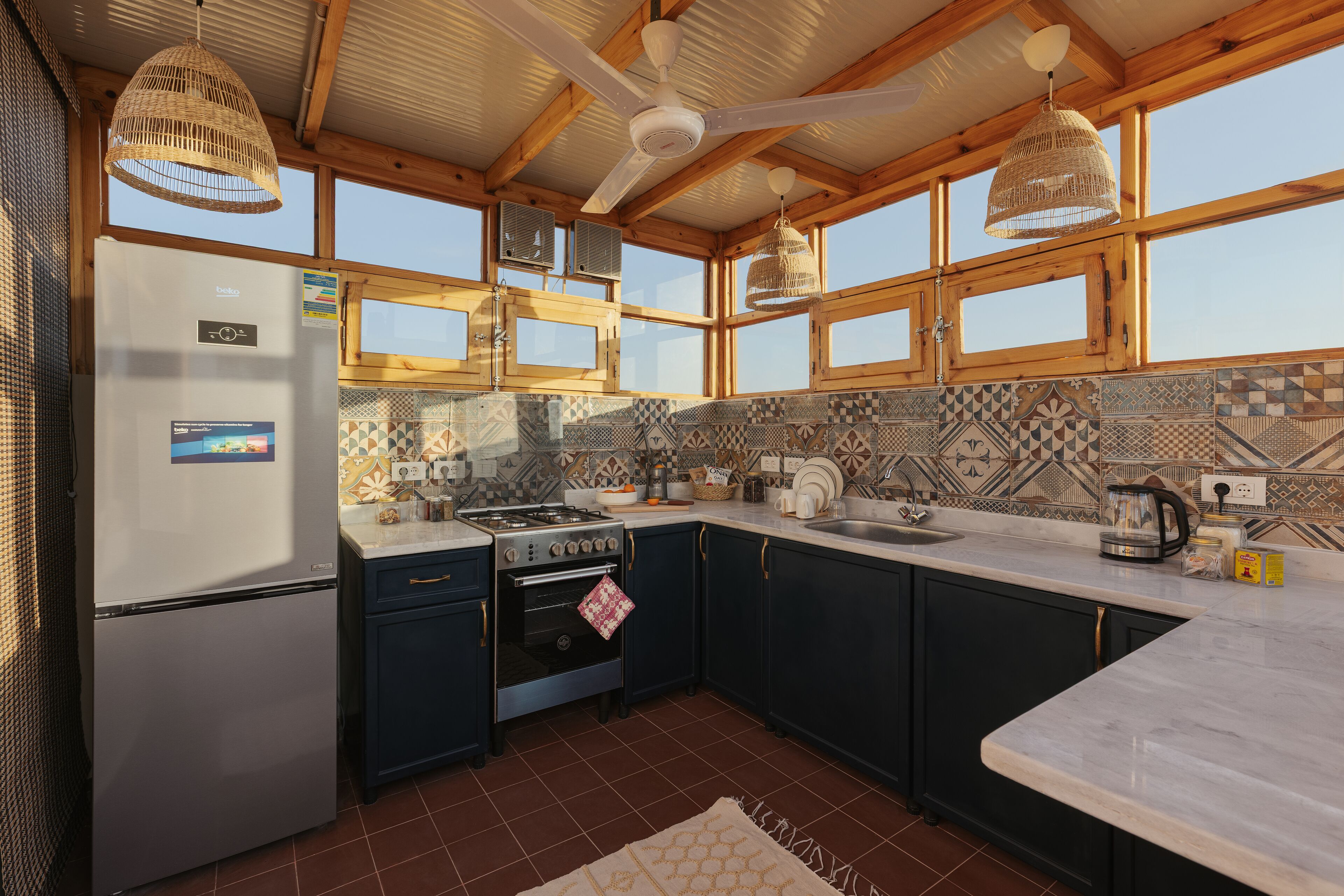 Een koelkast, een oven, een kookplaat, een waterkoker