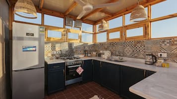 Een koelkast, een oven, een kookplaat, een waterkoker