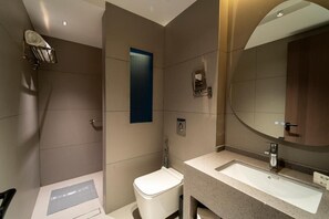 Chambre Quadruple Familiale, vue ville | Salle de bain