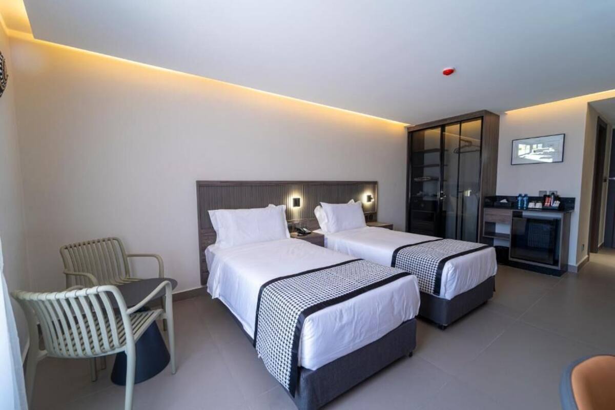 Tvåbäddsrum - utsikt mot staden | Mörkläggningsgardiner, strykjärn/strykbräda och gratis wi-fi