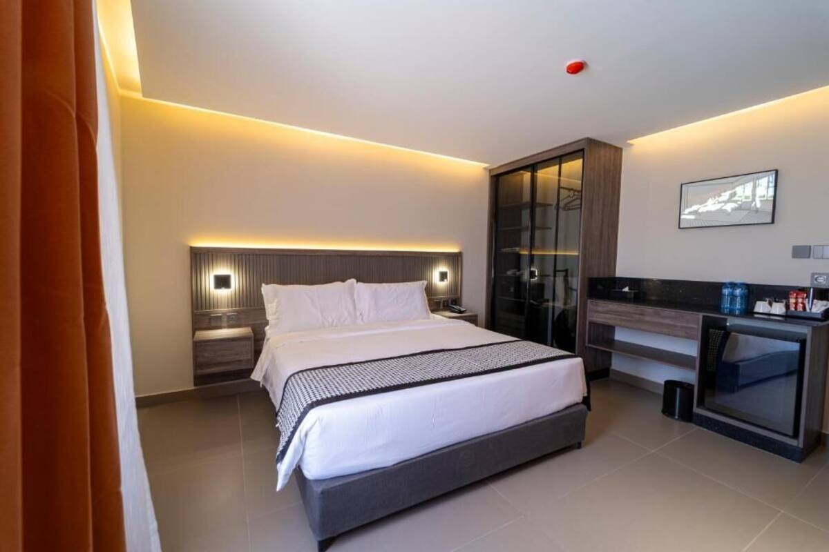 Familjerum för fyra - utsikt mot staden | Mörkläggningsgardiner, strykjärn/strykbräda och gratis wi-fi